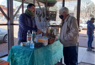 Voluntarios trabajando en un mercado